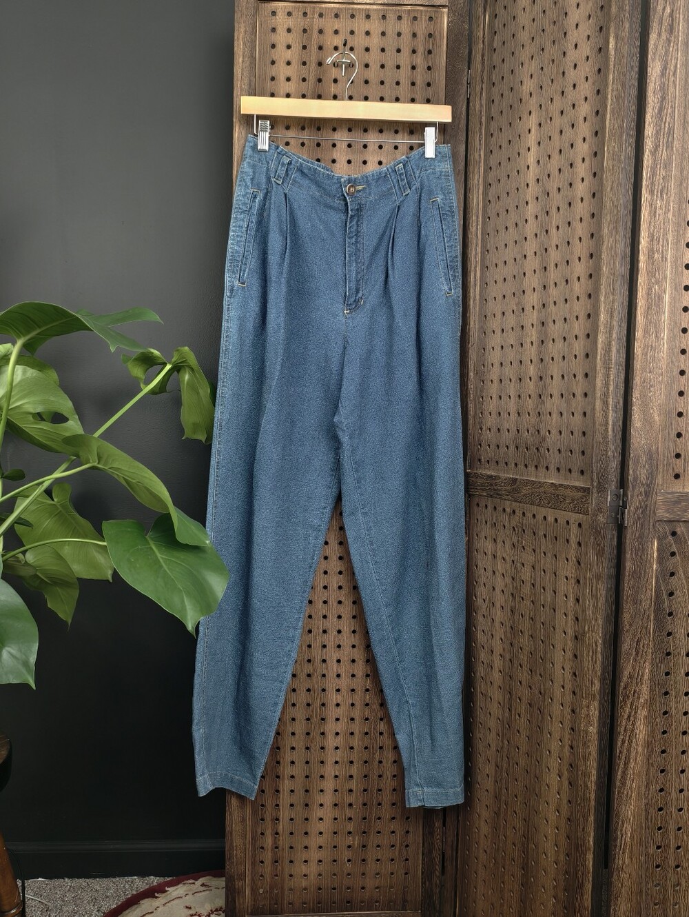 Vintage Lizwear Linen and Cotton Blue Medium Wash Relaxed Pleated Denim Jeans